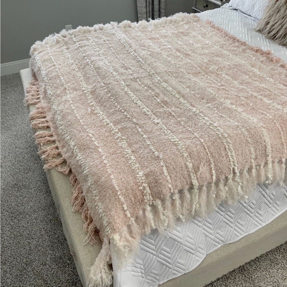 Wendy Bellissimo Soft Pink Fringed Super Soft Throw